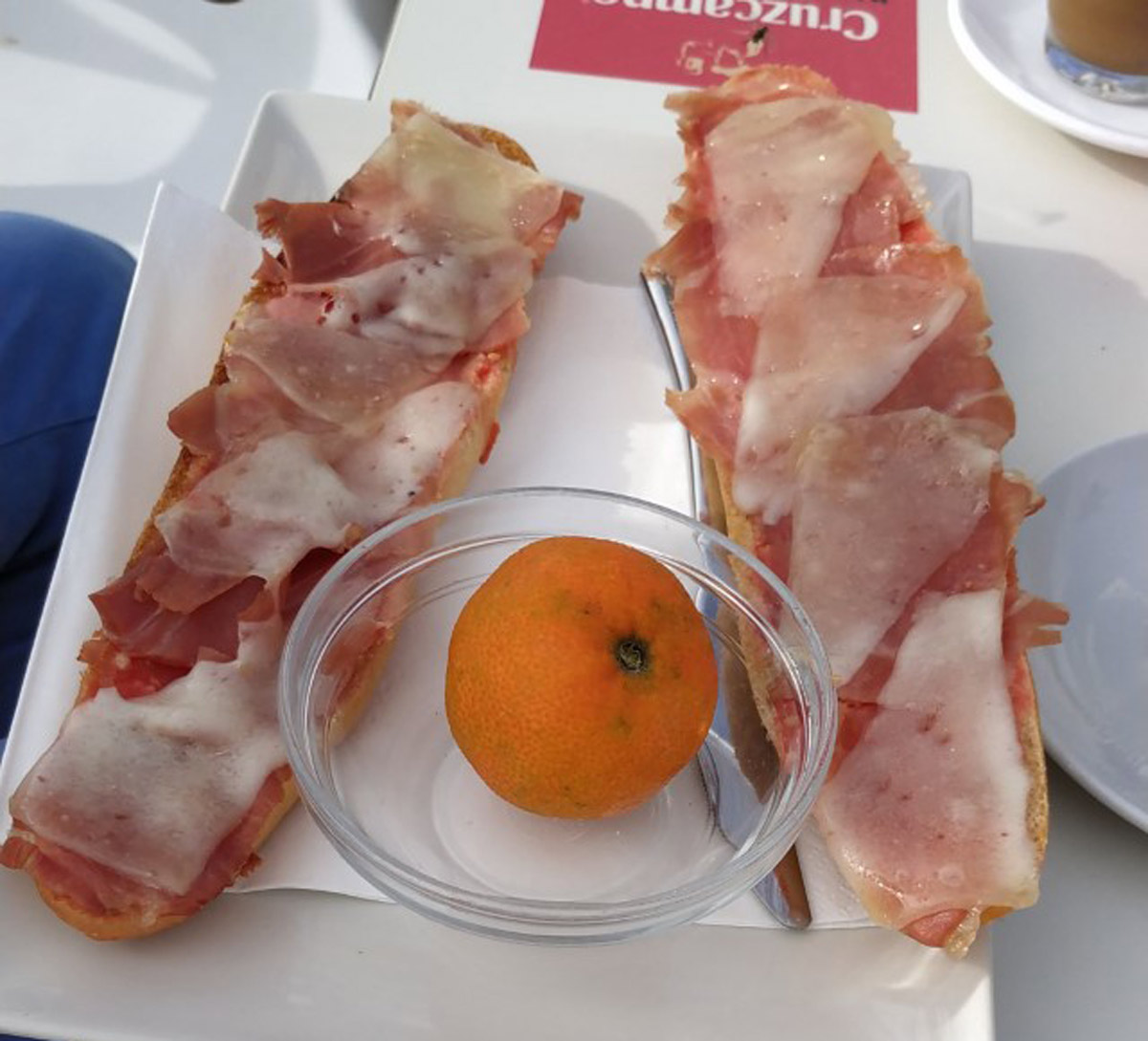 Le petit dejeuner à l’Espagnole – pan con tomate & churros
